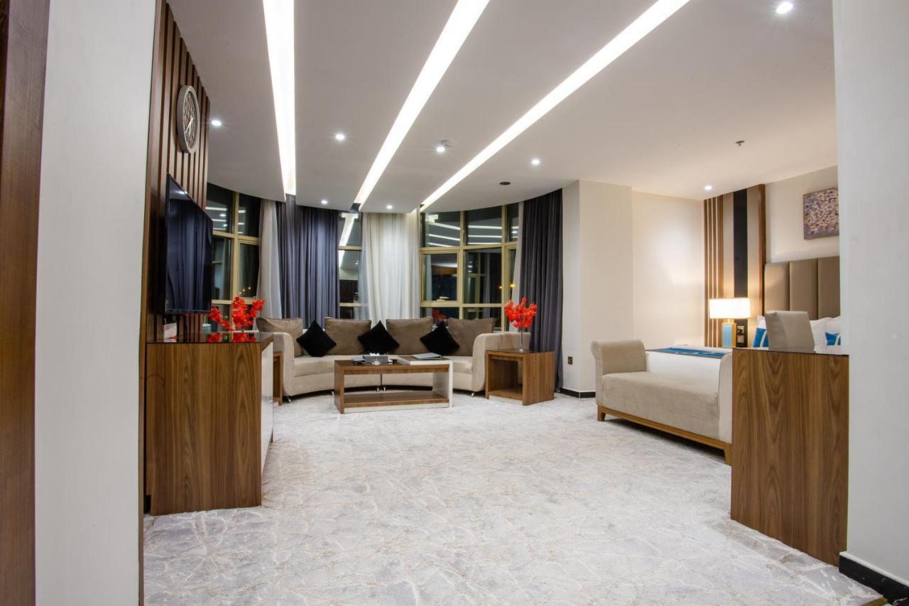 Golden Bujari Hotel - Diyafa Khamis Mushait Bagian luar foto